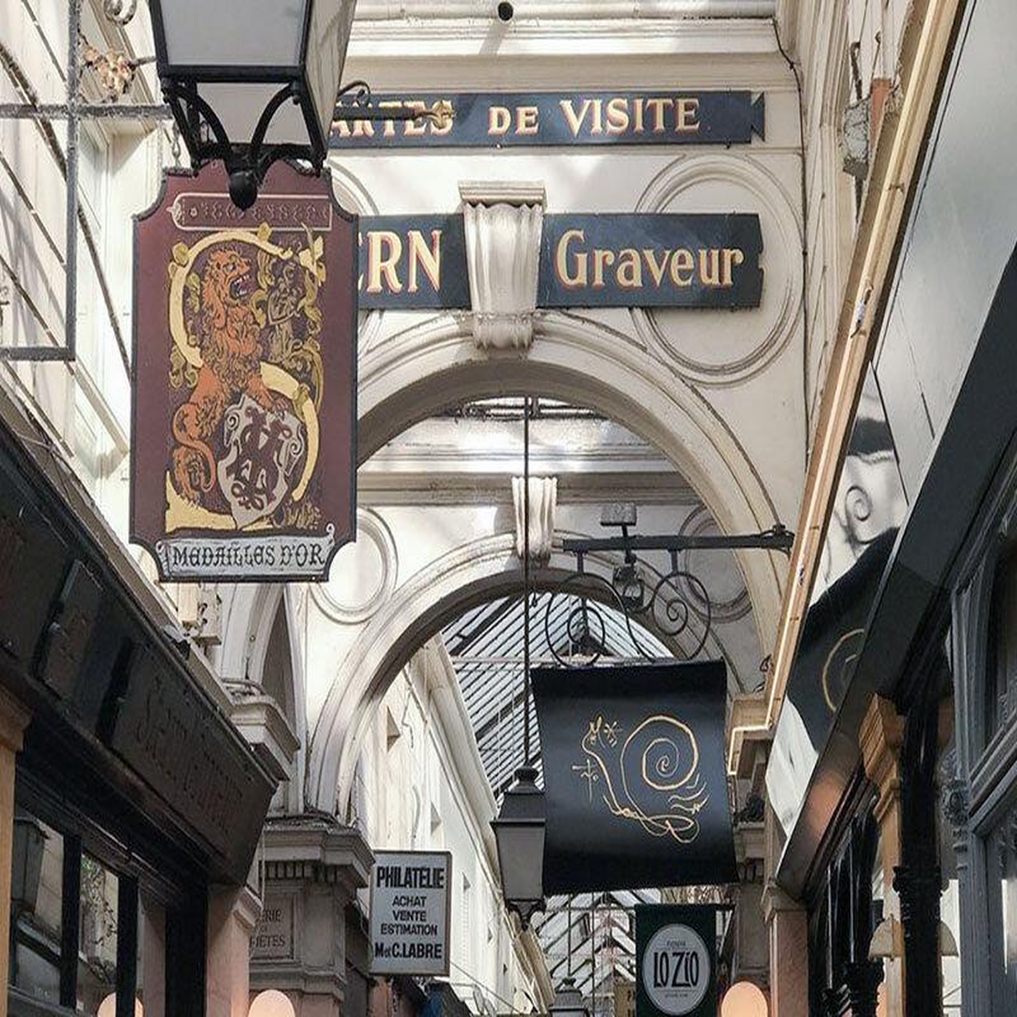 Voir la diapositive 4 : Smartbox Visite privée guidée des passages couverts parisiens pour un groupe de curieux - coffret cadeau sport & aventure