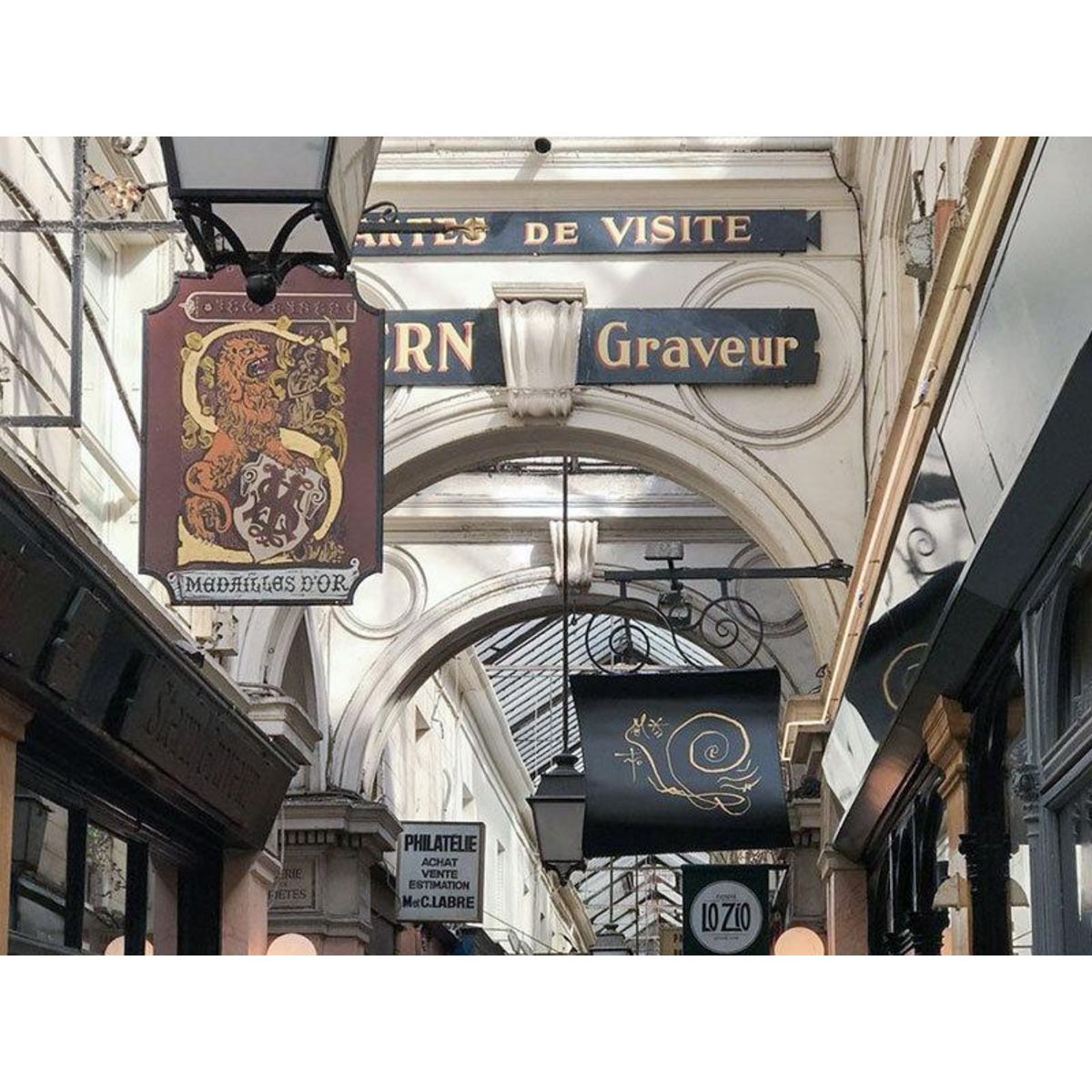 Smartbox Visite privée guidée des passages couverts parisiens pour un groupe de curieux - Coffret Cadeau Sport & Aventure