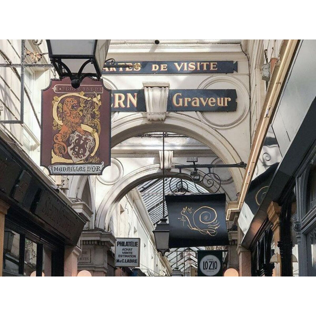 Smartbox Visite privée guidée des passages couverts parisiens pour un groupe de curieux - Coffret Cadeau Sport & Aventure