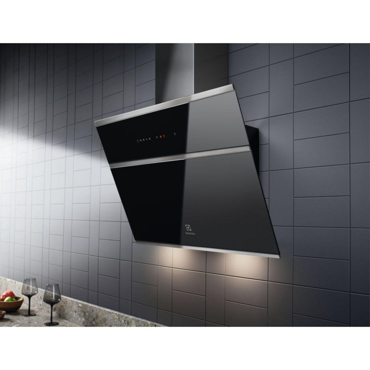ELECTROLUX Hotte décorative murale inclinée EFV716K Breeze H2H