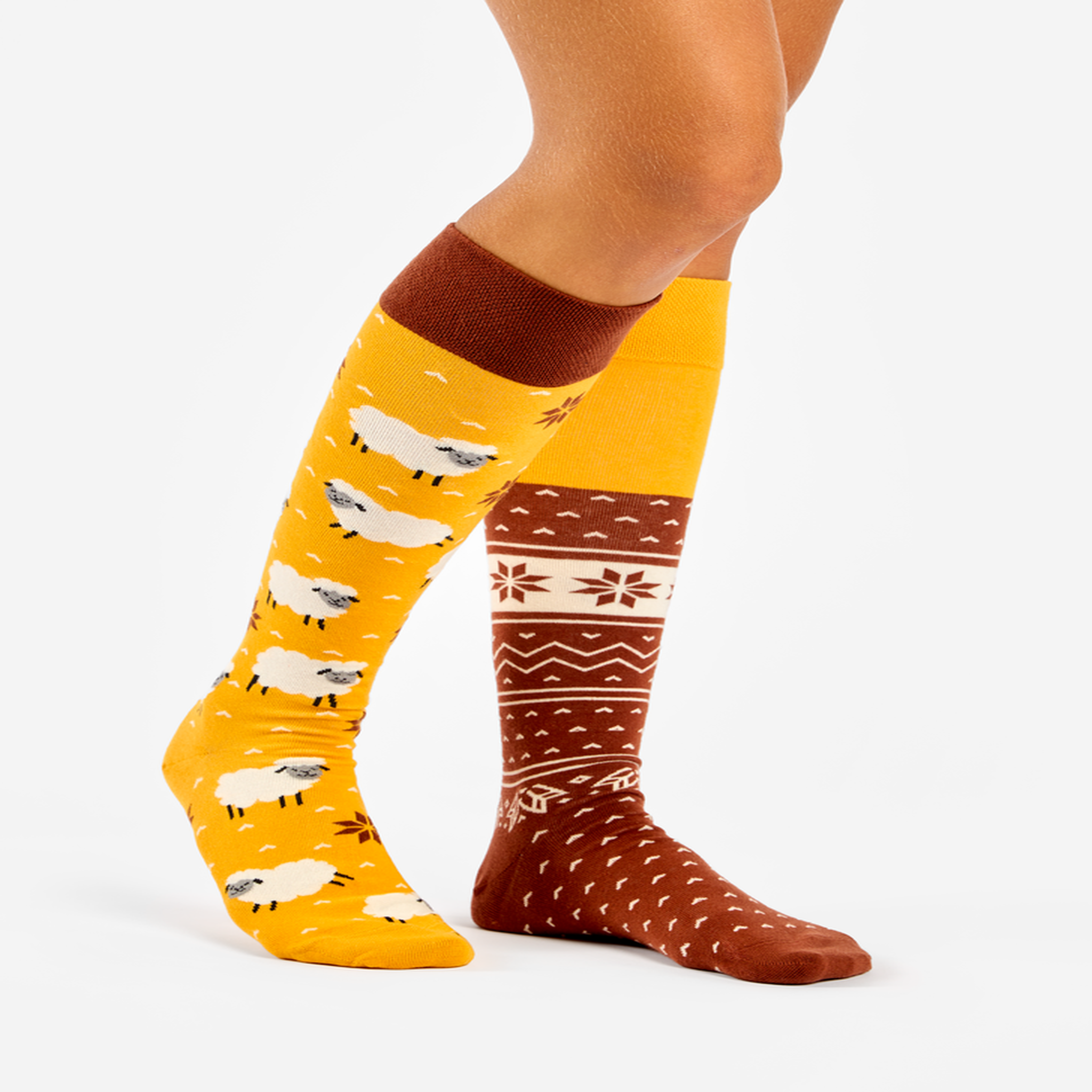 Voir la diapositive 3 : DEDOLES Chaussettes mi-bas mouton dans un pull