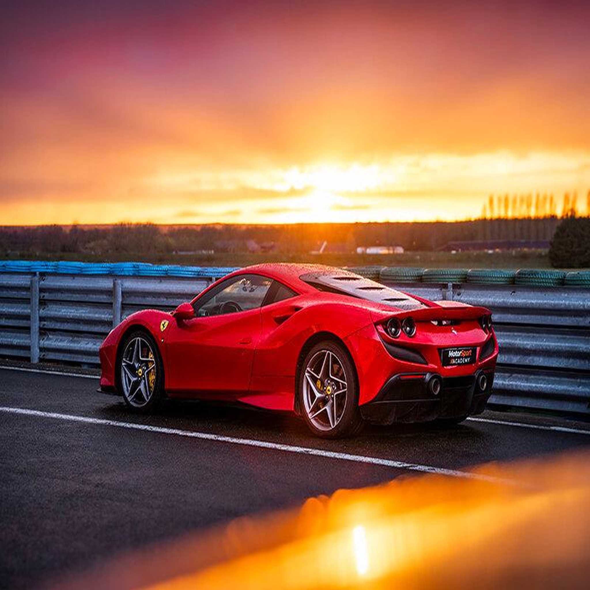 Voir la diapositive 2 : Smartbox Stage de pilotage : 2 tours sur le circuit de vaison en ferrari f8 - coffret cadeau sport & aventure