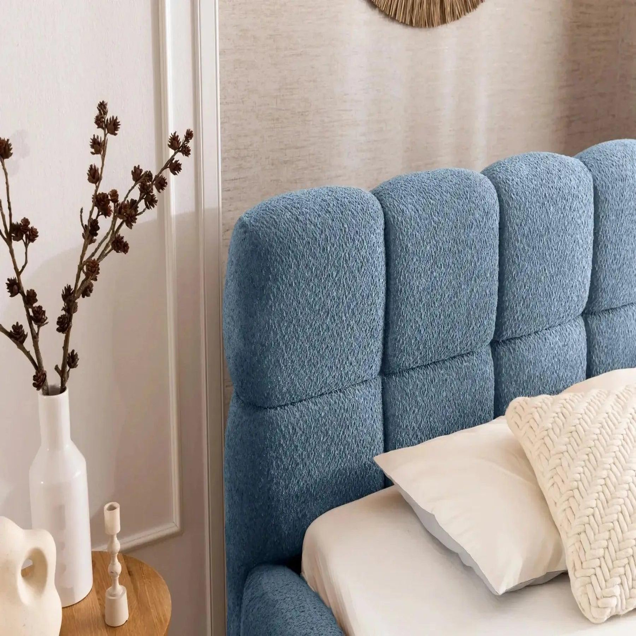 Voir la diapositive 4 : CASANOVA PARIS Elise - lit coffre tissu bouclette