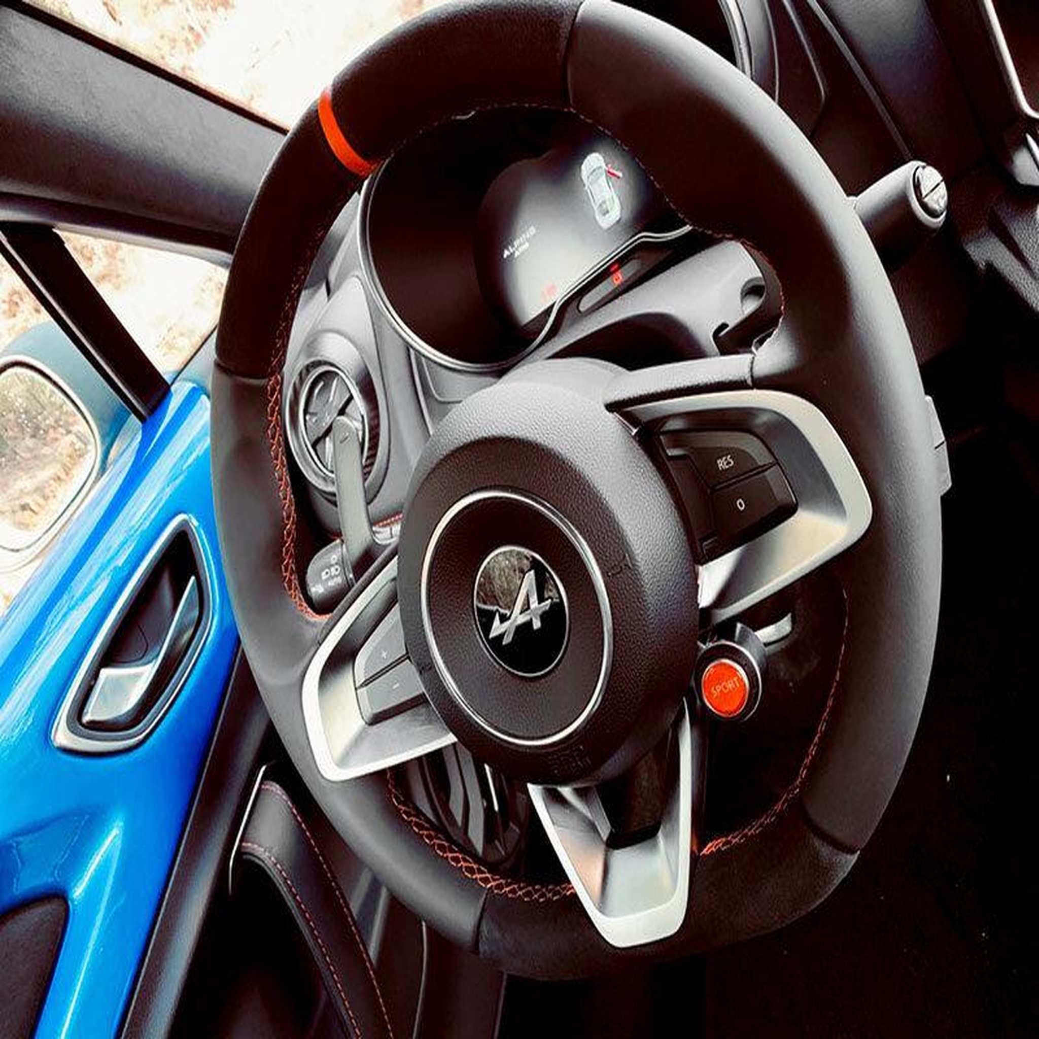 Voir la diapositive 2 : Smartbox Stage de pilotage : 2 tours sur le circuit de l'Anneau du Rhin en Alpine A110 S - Coffret Cadeau Sport & Aventure