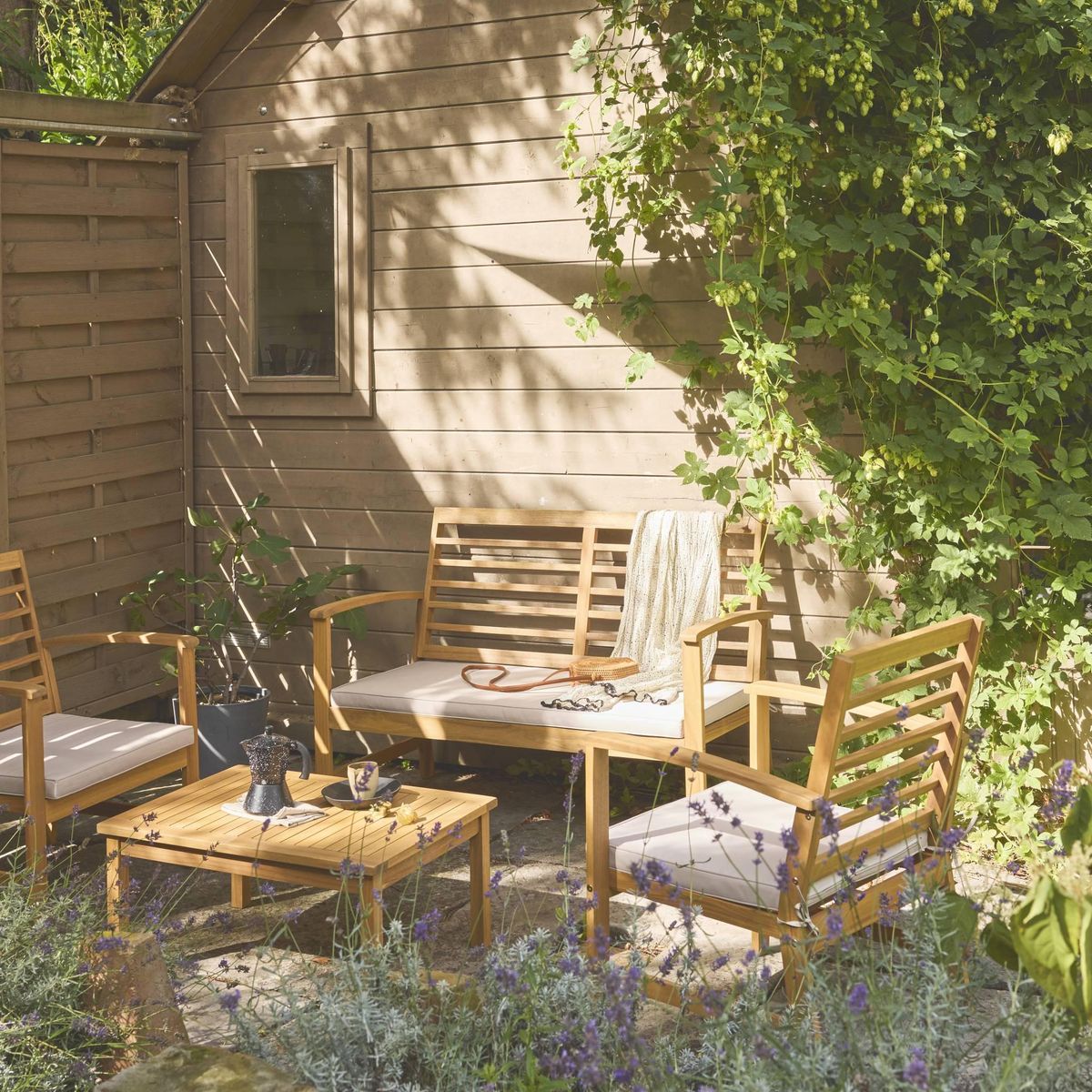 SWEEEK Salon de jardin CHLOE en bois d'acacia 4 places, avec coussins en polyester, un canapé, une table, deux fauteuils