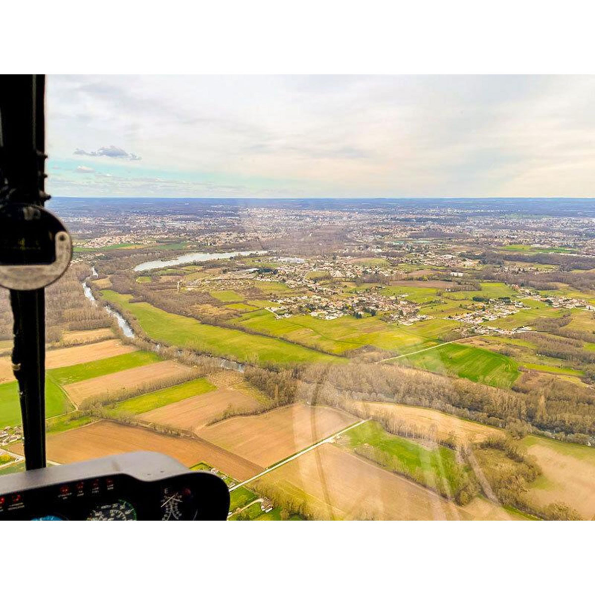 Smartbox Vol en hélicoptère de 20 min pour 2 au-dessus d'Angoulême - Coffret Cadeau Sport & Aventure