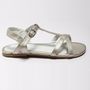 Voir la diapositive 1 : IN EXTENSO Nu pied Fille
