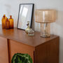 Voir la diapositive 5 : MAISON PAVANE Lampe à poser en verre cannelé-Verra