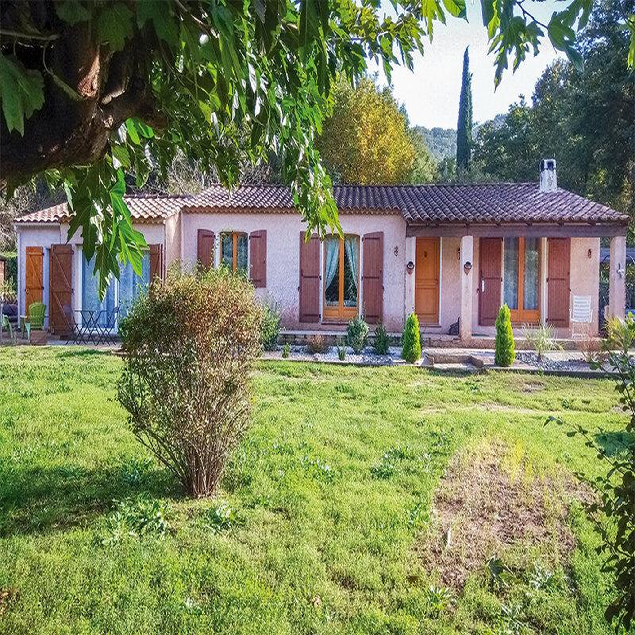 Voir la diapositive 2 : Smartbox Escapade gourmande en provence : 2 jours en chambre d'hôtes avec dîner près de toulon - coffret cadeau séjour