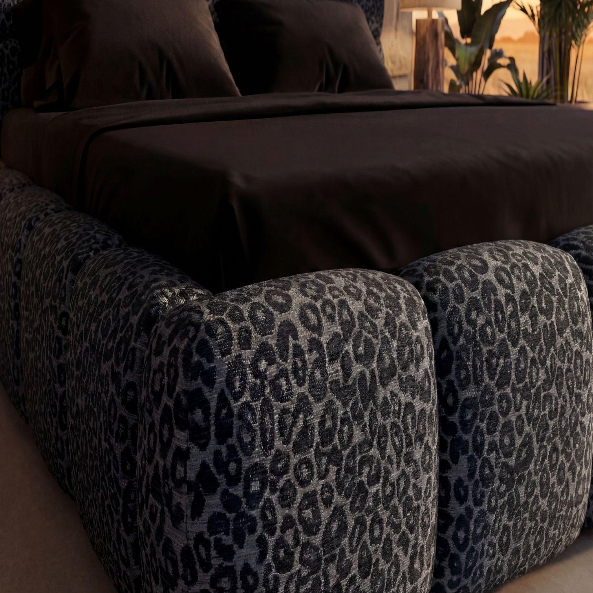 Voir la diapositive 6 : CASANOVA PARIS Elise - lit coffre tissu imprimé animalier noir