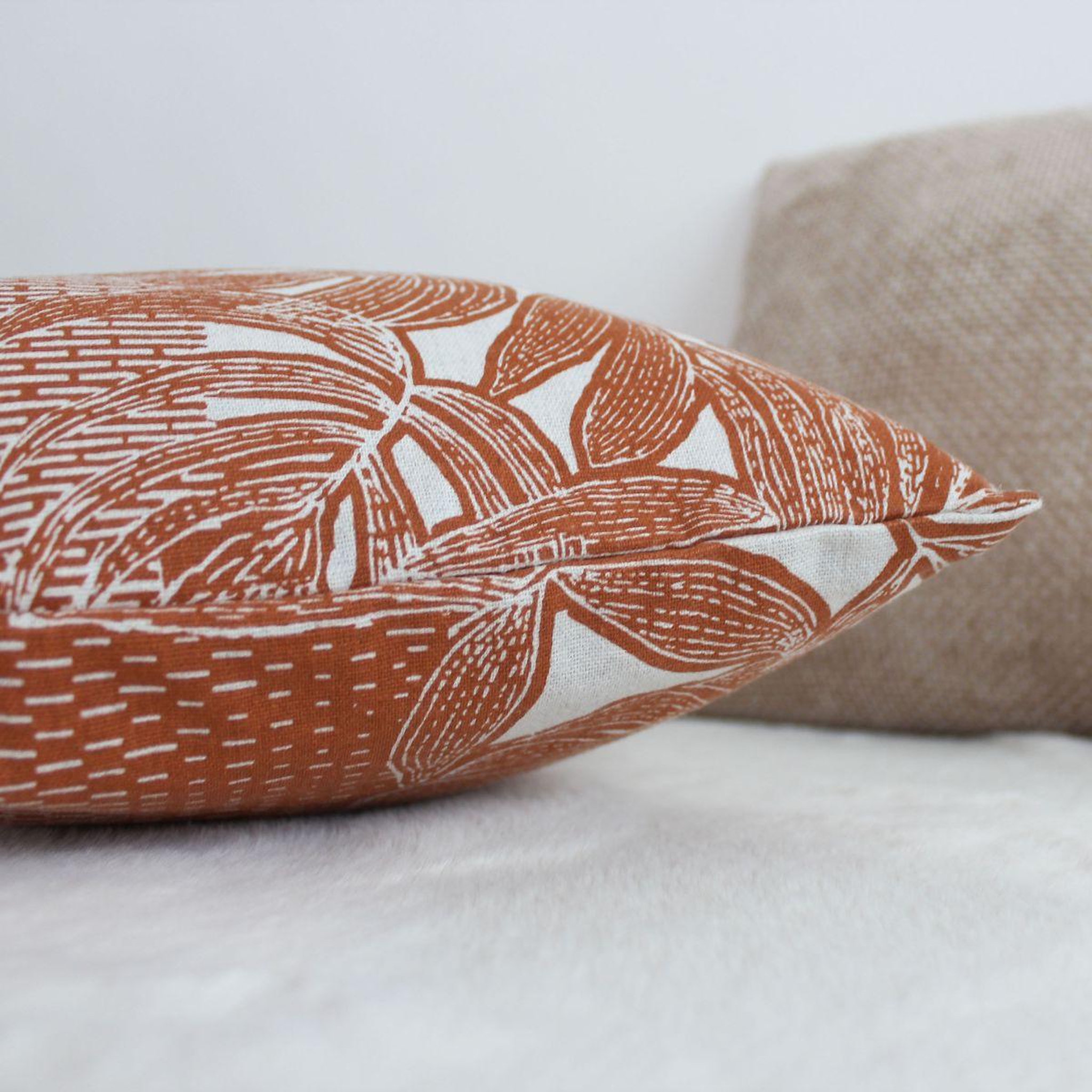 Voir la diapositive 2 : ENJOY HOME Coussin déco imprimé  casamance  30x50cm cuivre