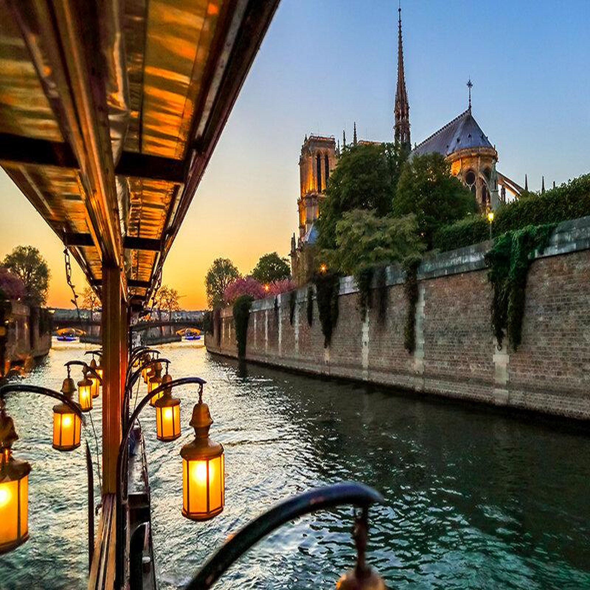 Voir la diapositive 3 : Smartbox 2h de croisière sur la seine avec cocktail et déjeuner gastronomique en famille - coffret cadeau gastronomie