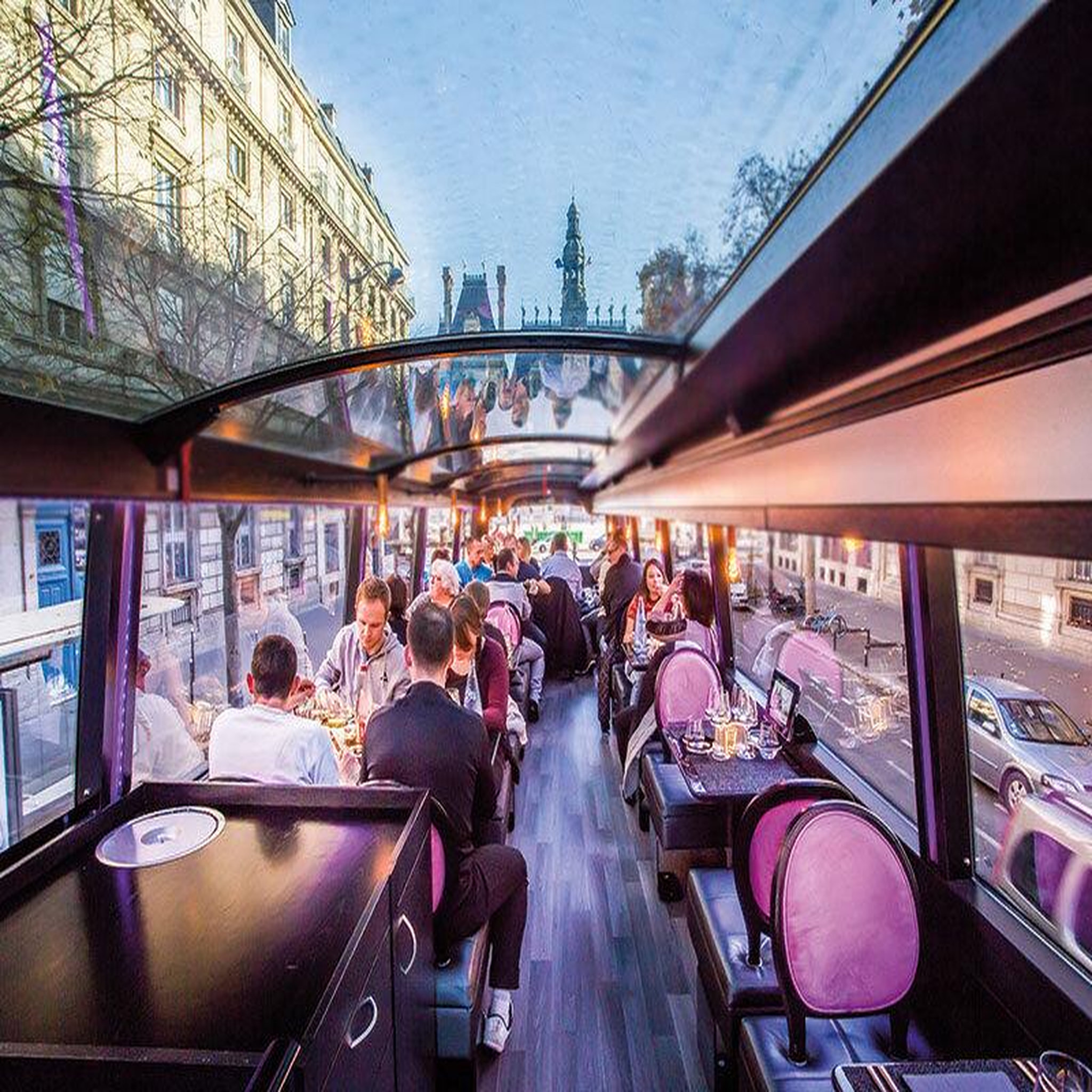 Voir la diapositive 3 : Smartbox Dîner insolite 3 plats avec visite de paris dans le bus à impériale le saint-germain 1920 - coffret cadeau gastronomie