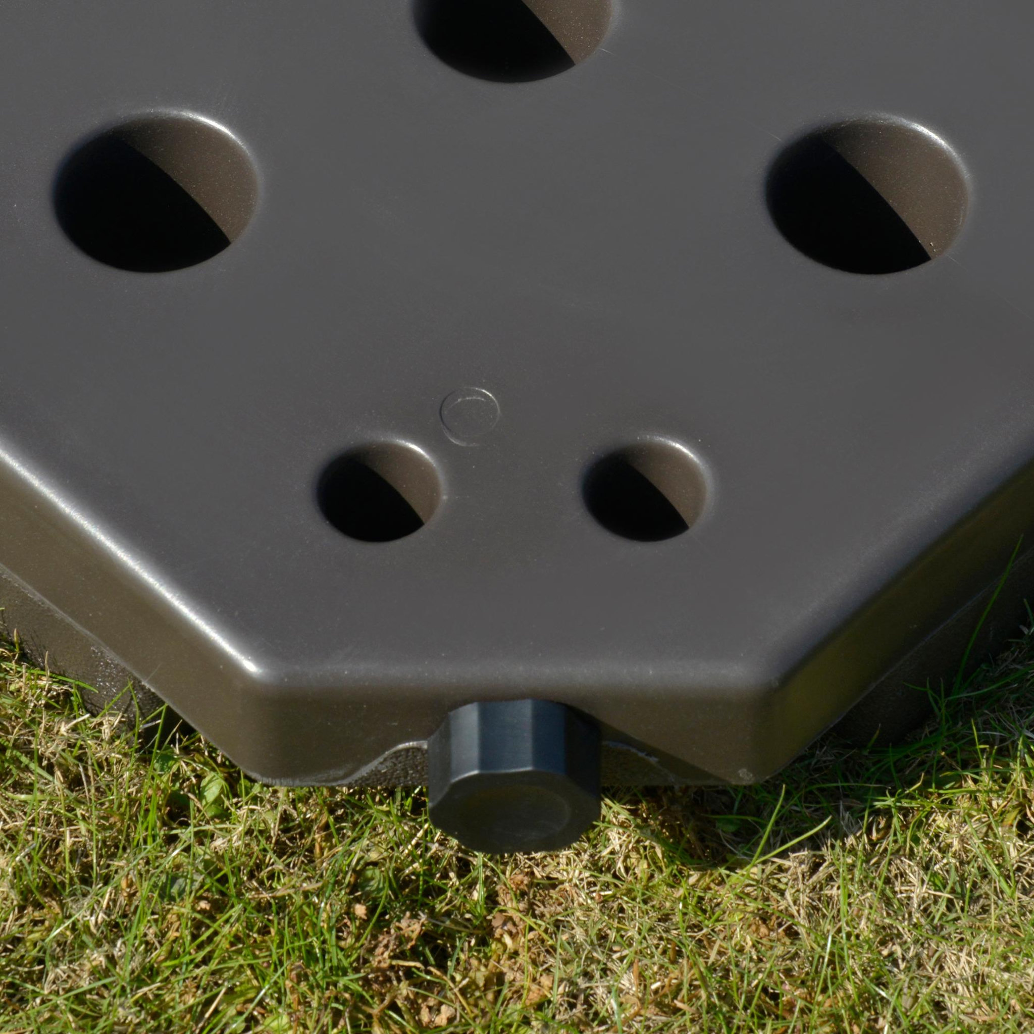 Voir la diapositive 6 : OUTSUNNY Lot de 4 poids de lestage pour parasols déportés dim. totales 100L x 100l x 10H cm HDPE café