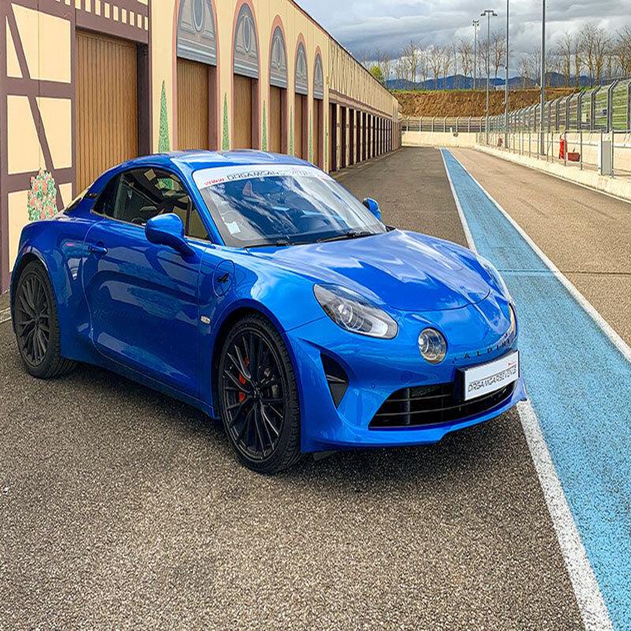 Voir la diapositive 4 : Smartbox Stage de pilotage : 2 tours sur circuit en alpine a110 s près de colmar - coffret cadeau sport & aventure