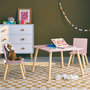 Voir la diapositive 2 : SWEEEK Table carrée enfant avec 2 chaises. pieds en pin. rose