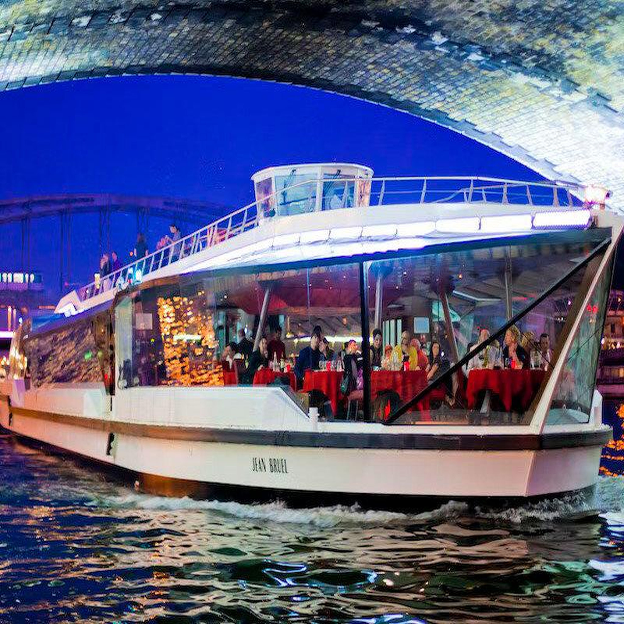 Voir la diapositive 3 : Smartbox Découverte de paris lors d'un dîner croisière excellence sur la seine pour 1 adulte - coffret cadeau gastronomie