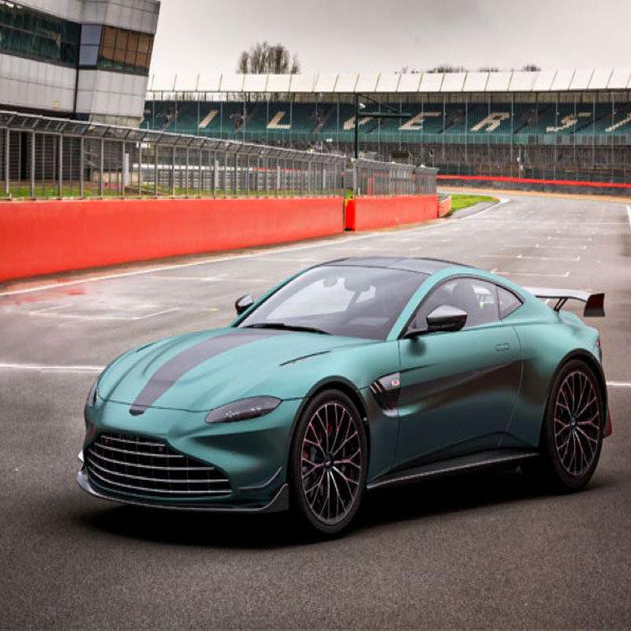 Voir la diapositive 3 : Smartbox Stage pilotage : 2 tours sur le circuit de Fay-de-Bretagne en Aston Martin Vantage F1 - Coffret Cadeau Sport & Aventure