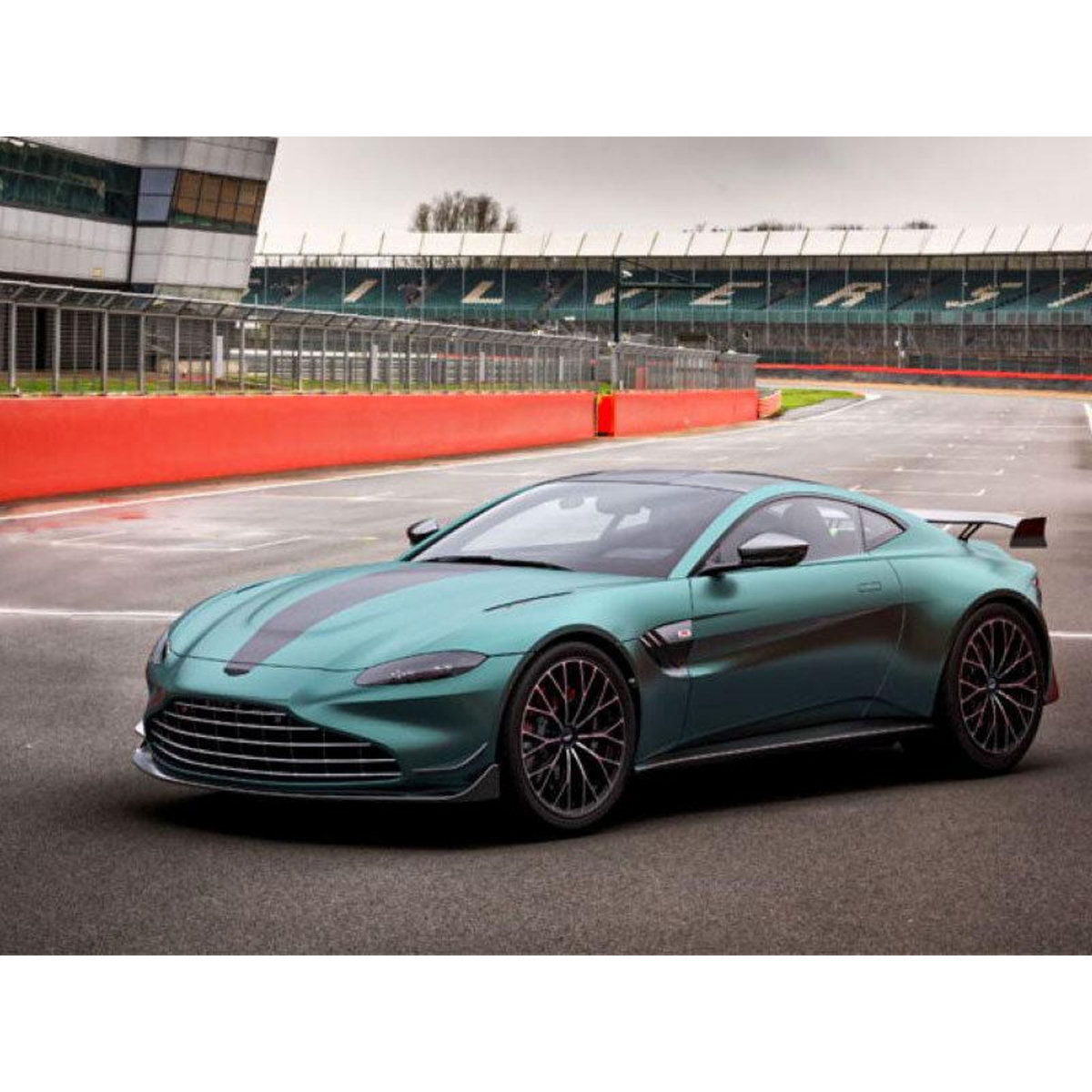 Smartbox Stage pilotage : 2 tours sur le circuit de Fay-de-Bretagne en Aston Martin Vantage F1 - Coffret Cadeau Sport & Aventure