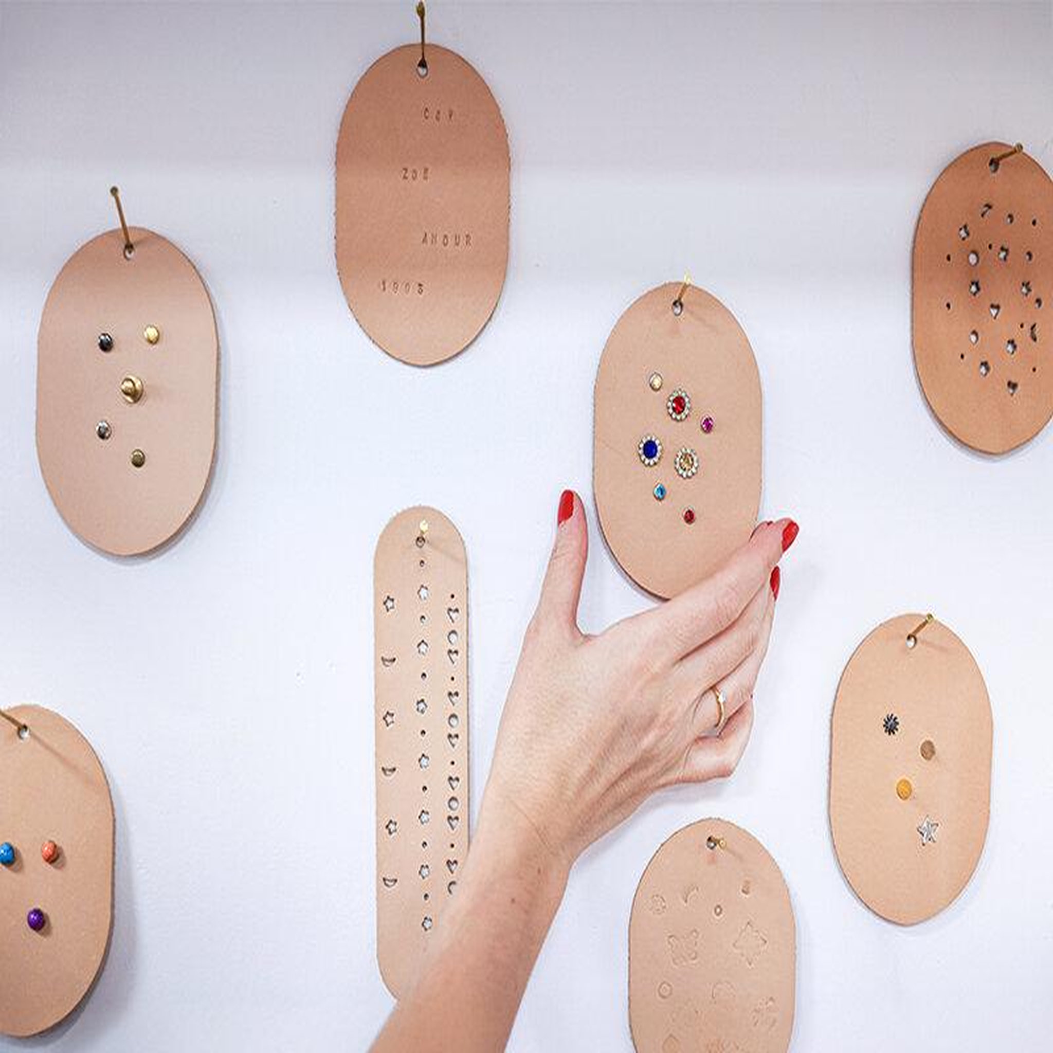 Voir la diapositive 2 : Smartbox Atelier de maroquinerie : création d'un porte-monnaie pour 1 personne - Coffret Cadeau Multi-thèmes