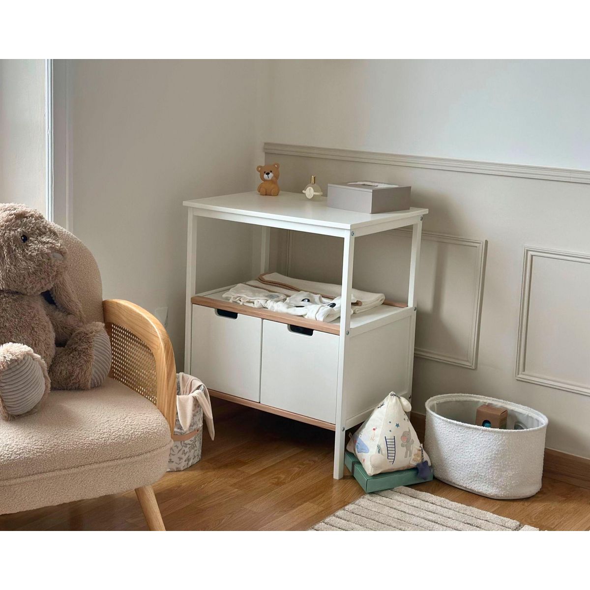 AT4 Meuble à langer 2 portes en bois