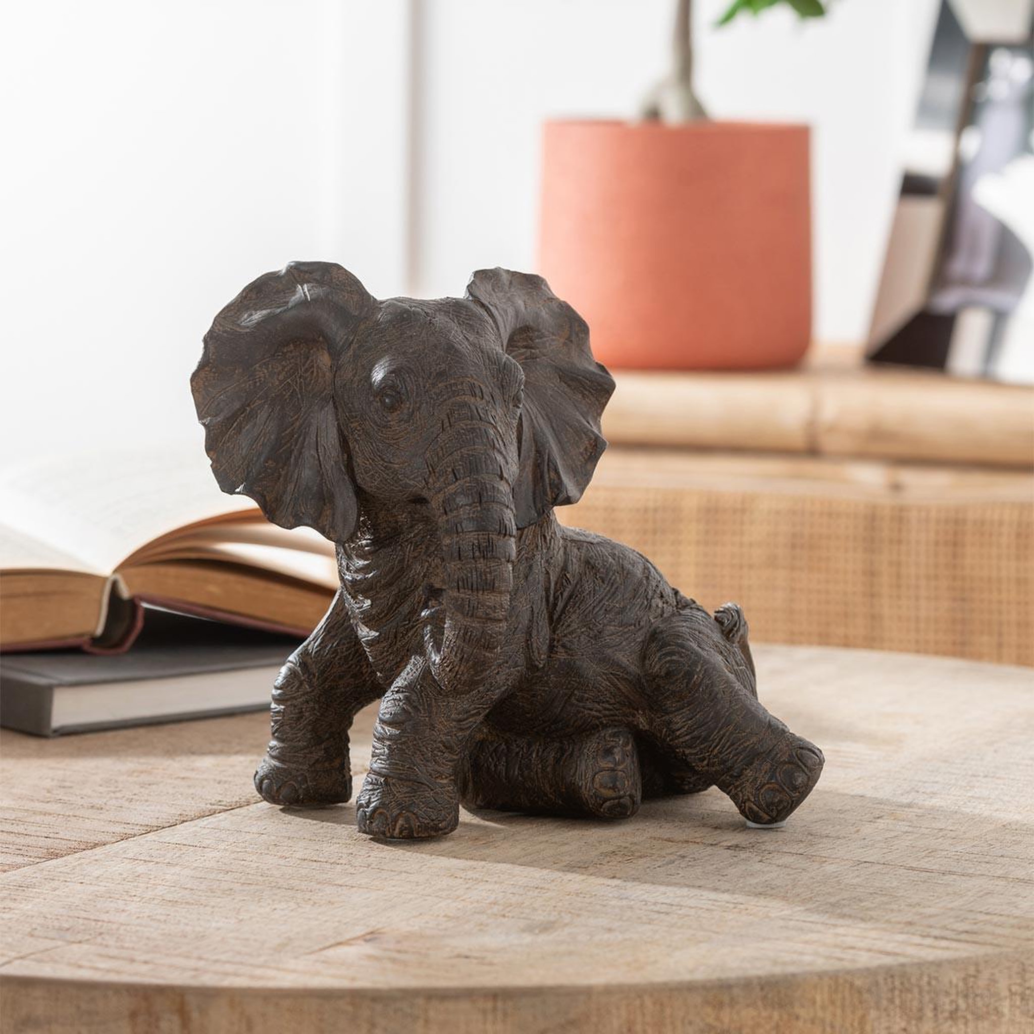 Voir la diapositive 2 : J-LINE Statuette déco  éléphant couché  19cm marron