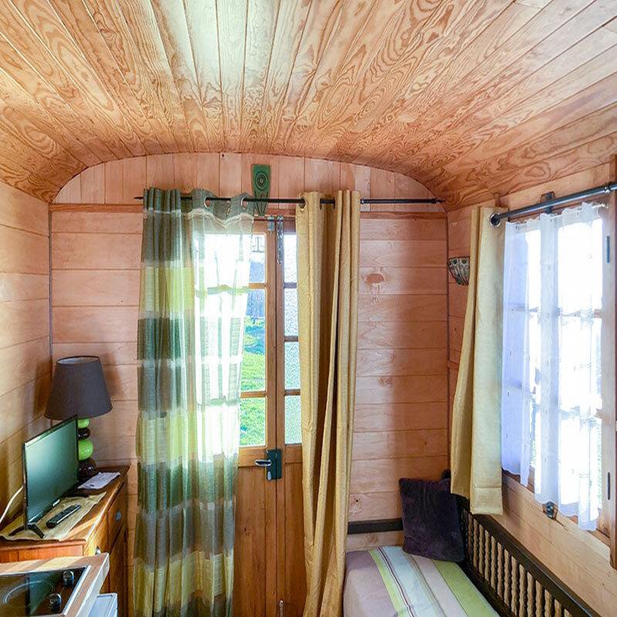 Voir la diapositive 3 : Smartbox 4 jours insolites en roulotte avec accès privatif au bain bouillonnant près de Caracassone - Coffret Cadeau Séjour