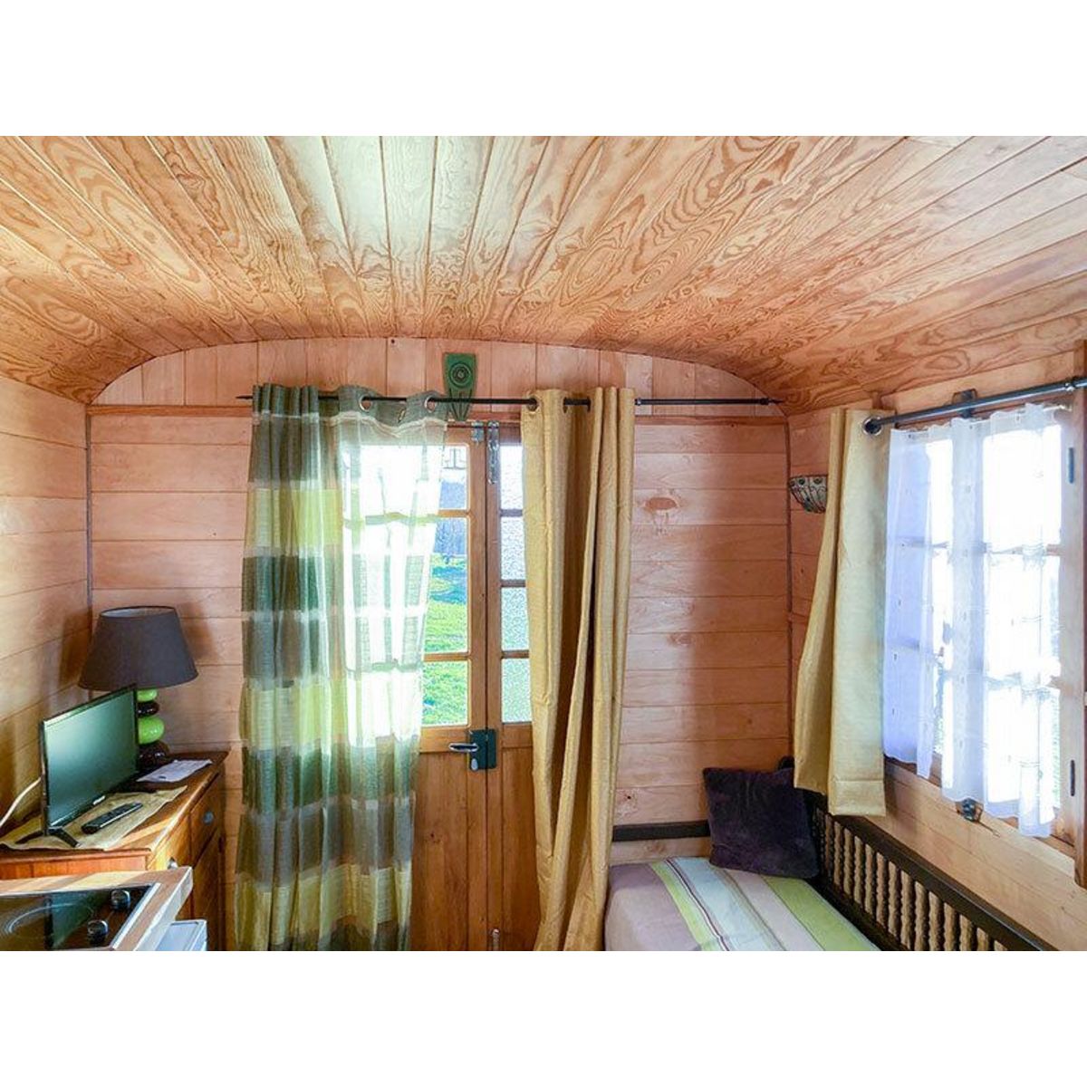 Smartbox 4 jours insolites en roulotte avec accès privatif au bain bouillonnant près de Caracassone - Coffret Cadeau Séjour