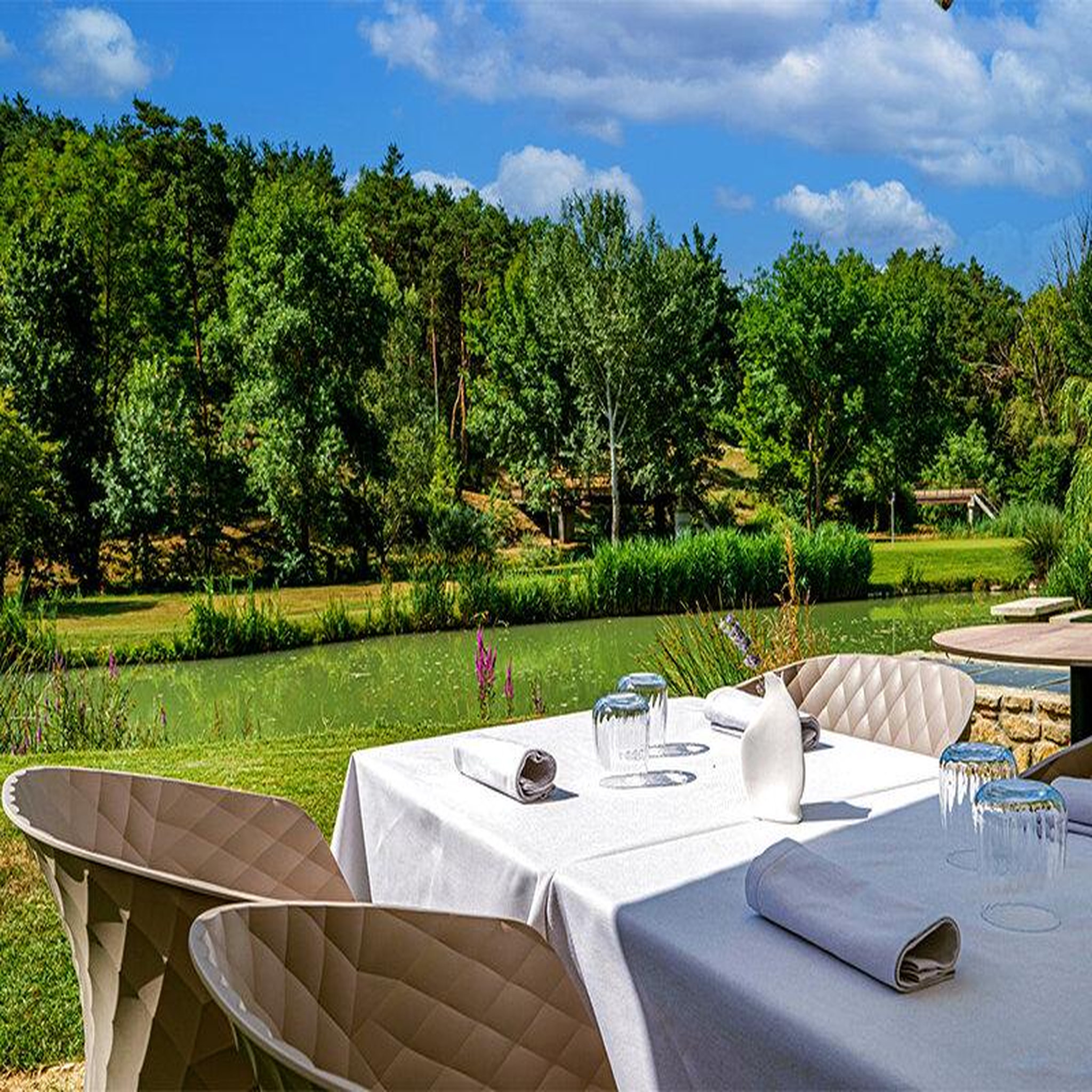 Voir la diapositive 3 : Smartbox 3 jours de luxe en hôtel 5* avec dîner, champagne, massage, accès au spa et au golf - coffret cadeau séjour