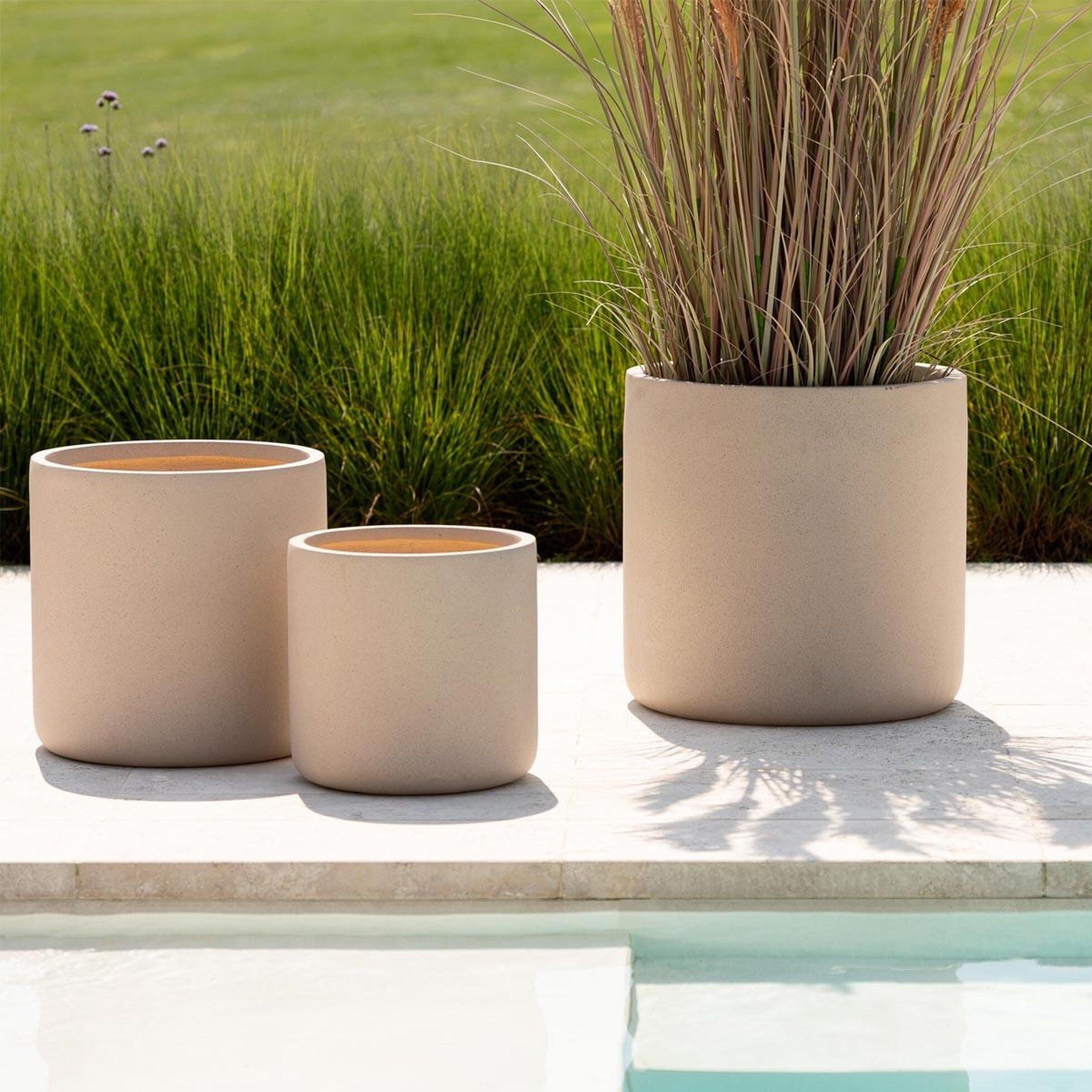 Voir la diapositive 3 : J-LINE Lot de 4 cache-pots déco  dune  50cm ivoire