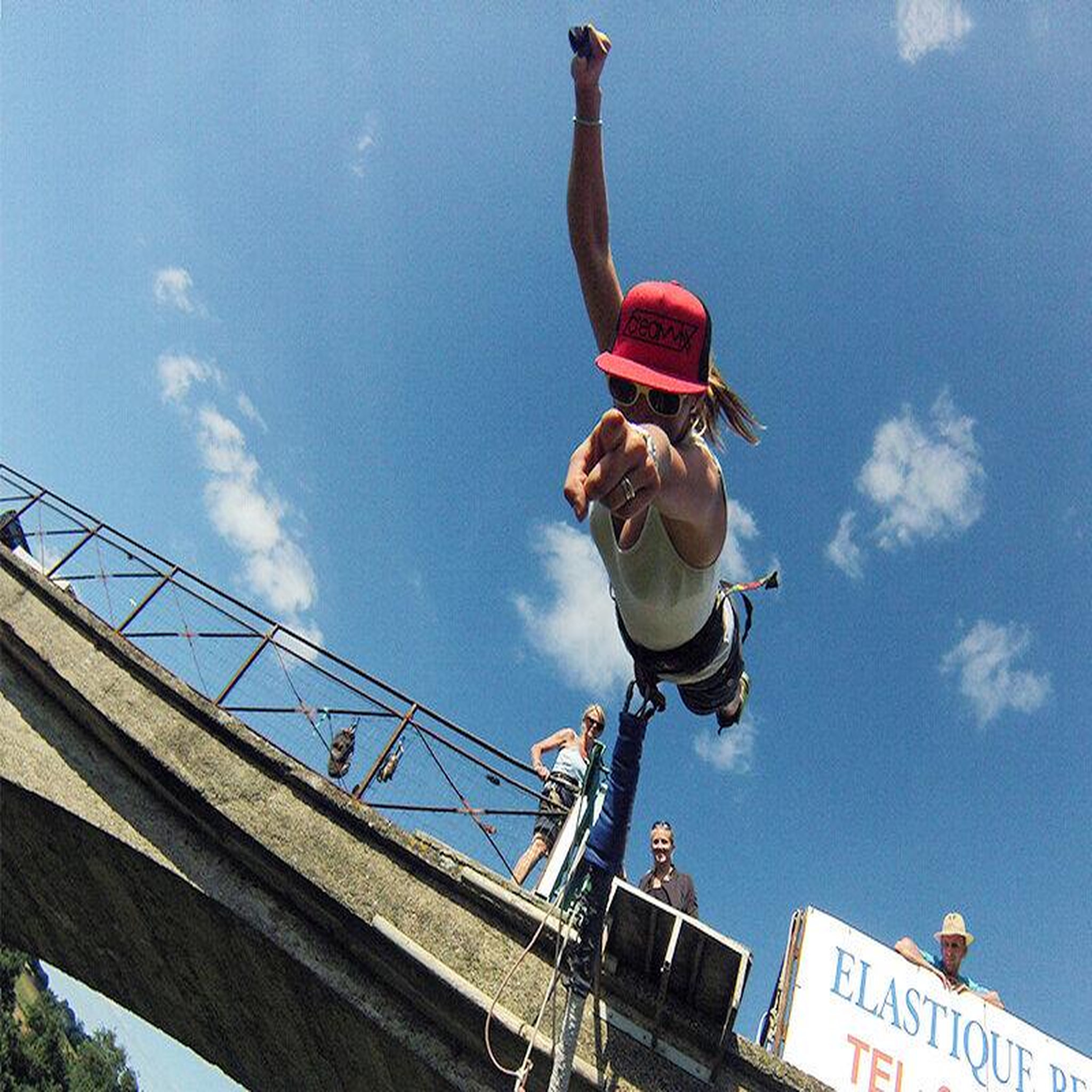Voir la diapositive 3 : Smartbox Saut à l'élastique en tandem au viaduc de saint-georges-le-gaultier avec certificat et souvenir, pour 2 - coffret cadeau sport & aventure