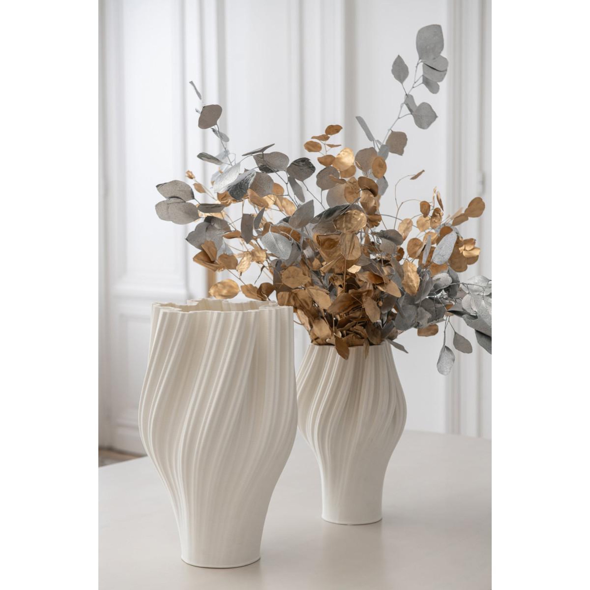 Voir la diapositive 3 : J-LINE Vase design en porcelaine  corolle  38cm blanc