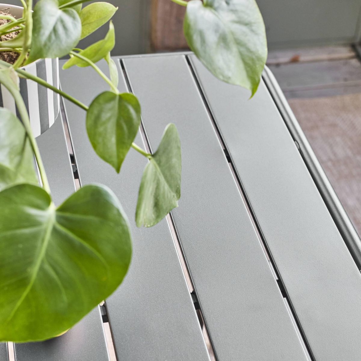 SWEEEK Table de jardin pliante métal 6 places, Amelia 141,2 x 80 x 72,5cm