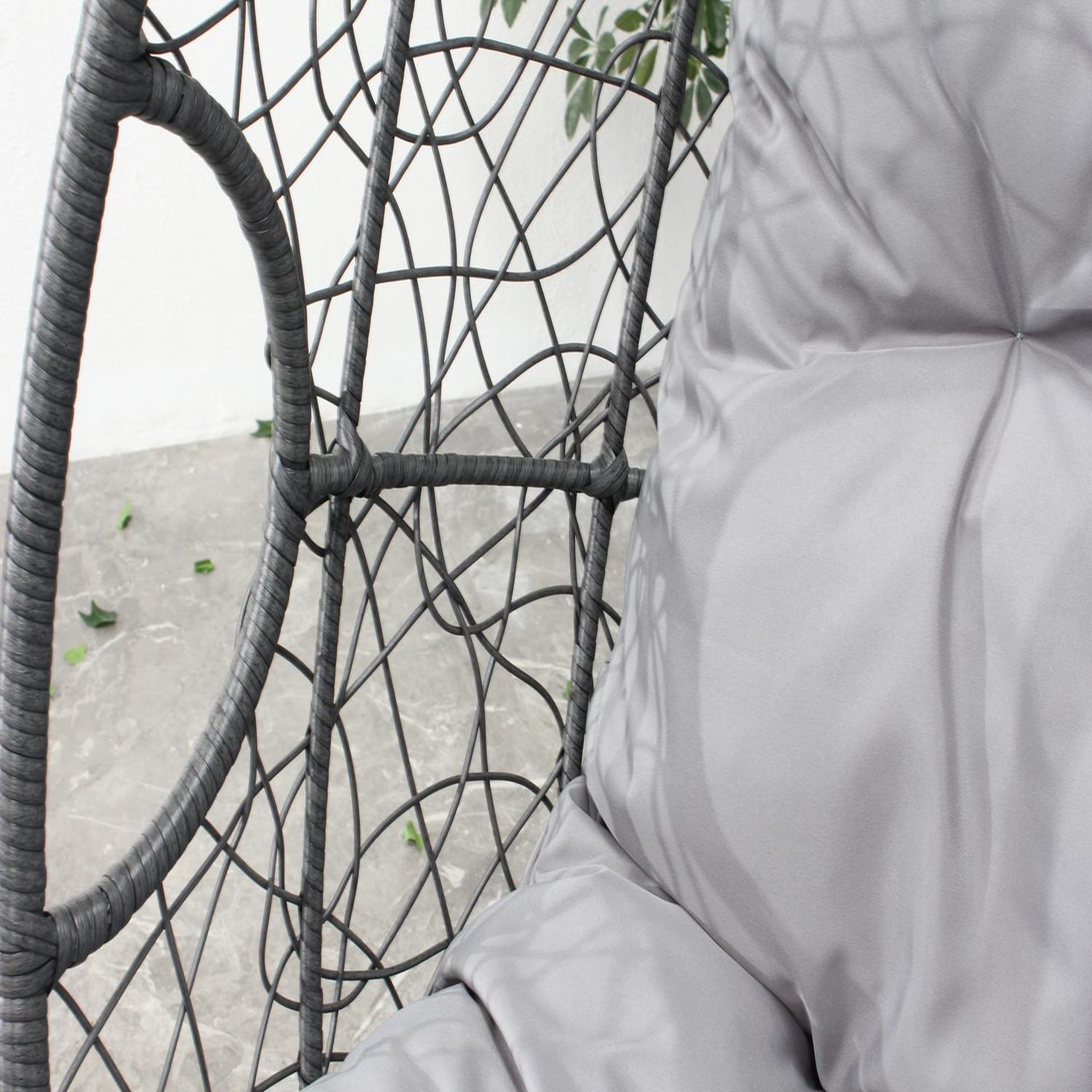 Voir la diapositive 3 : CONCEPT USINE Fauteuil œuf sur pied en résine gris effet rotin JANE