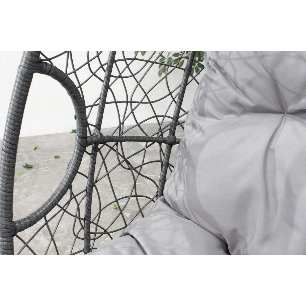 CONCEPT USINE Fauteuil œuf sur pied en résine gris effet rotin JANE