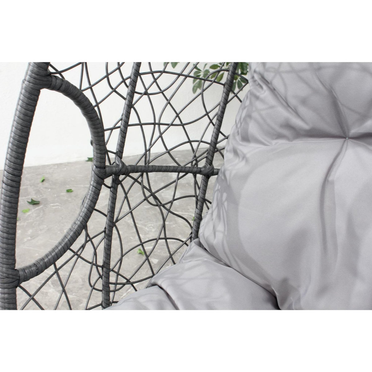 CONCEPT USINE Fauteuil œuf sur pied en résine gris effet rotin JANE