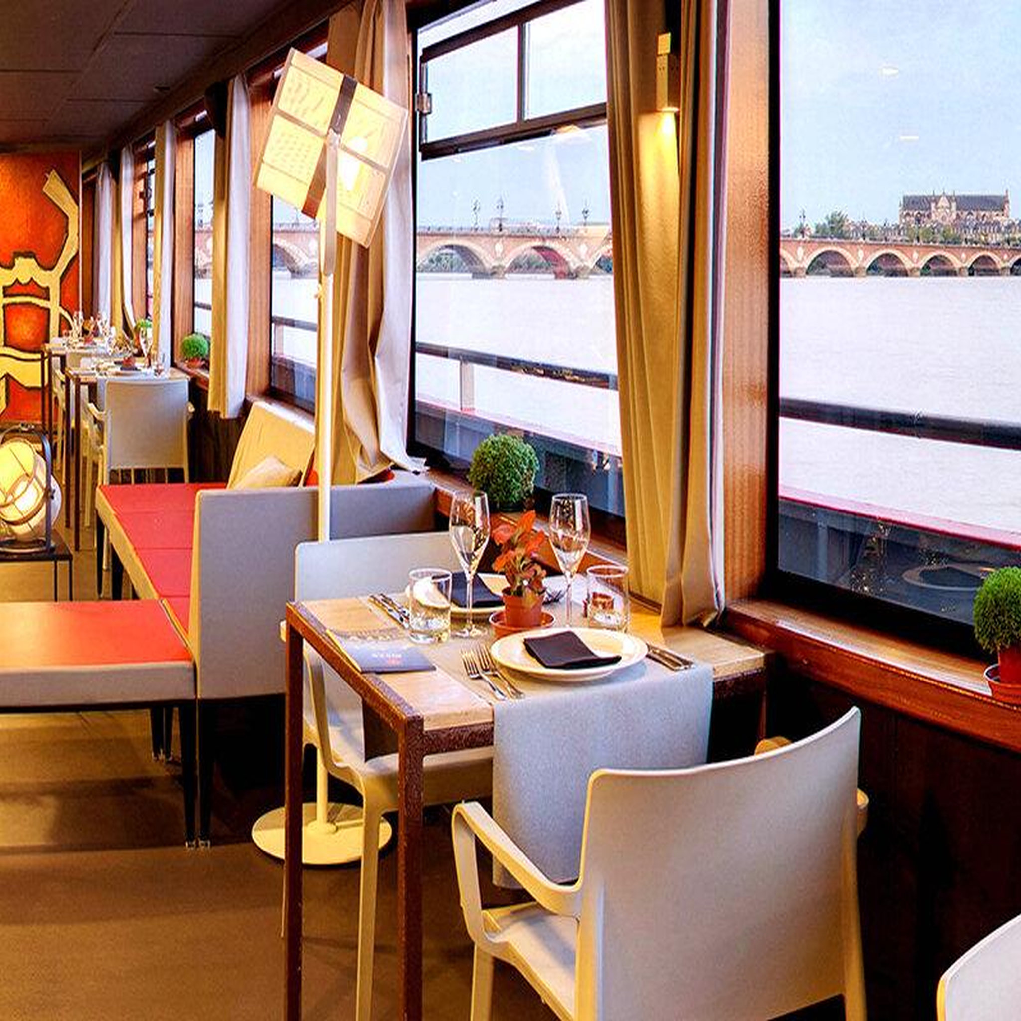 Voir la diapositive 2 : Smartbox Dîner Croisière à Bordeaux et découverte des façades UNESCO et des ponts bordelais - Coffret Cadeau Sport & Aventure