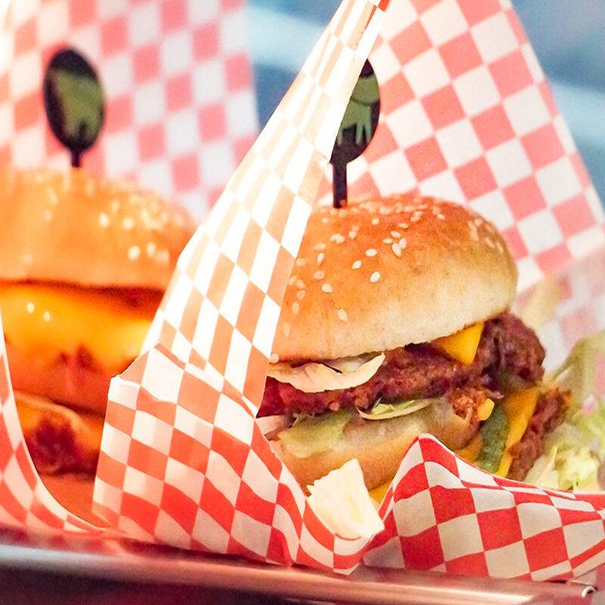 Voir la diapositive 2 : Smartbox Repas gourmand et éthique : burger avec frites dans un fast-food 100 % vegan - coffret cadeau gastronomie