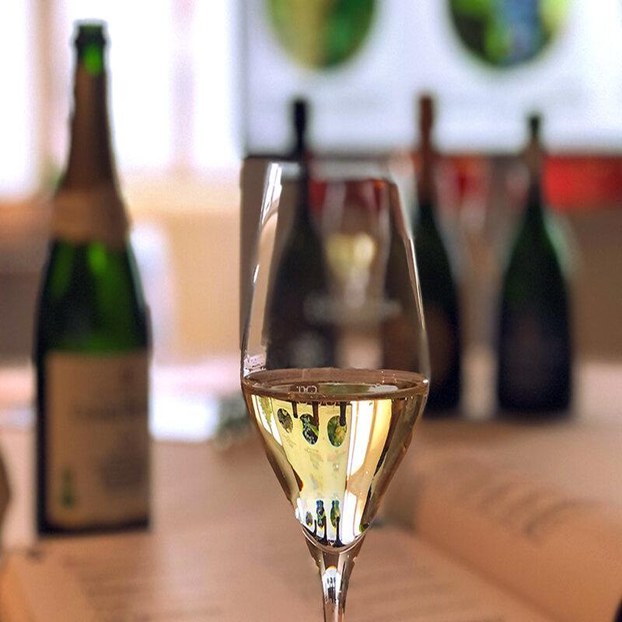 Voir la diapositive 4 : Smartbox Initiation au sabrage de champagne avec dégustation et visite de cave près de Reims - Coffret Cadeau Gastronomie