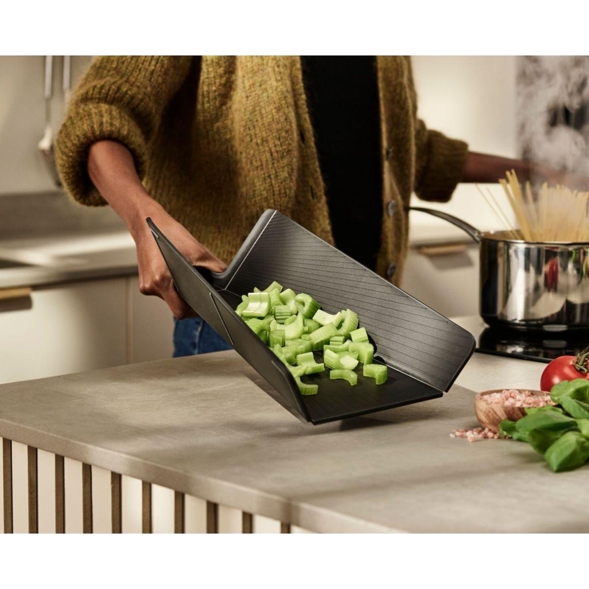 Voir la diapositive 4 : Joseph Joseph Planche à découper Chop2pot Plus Regular noir