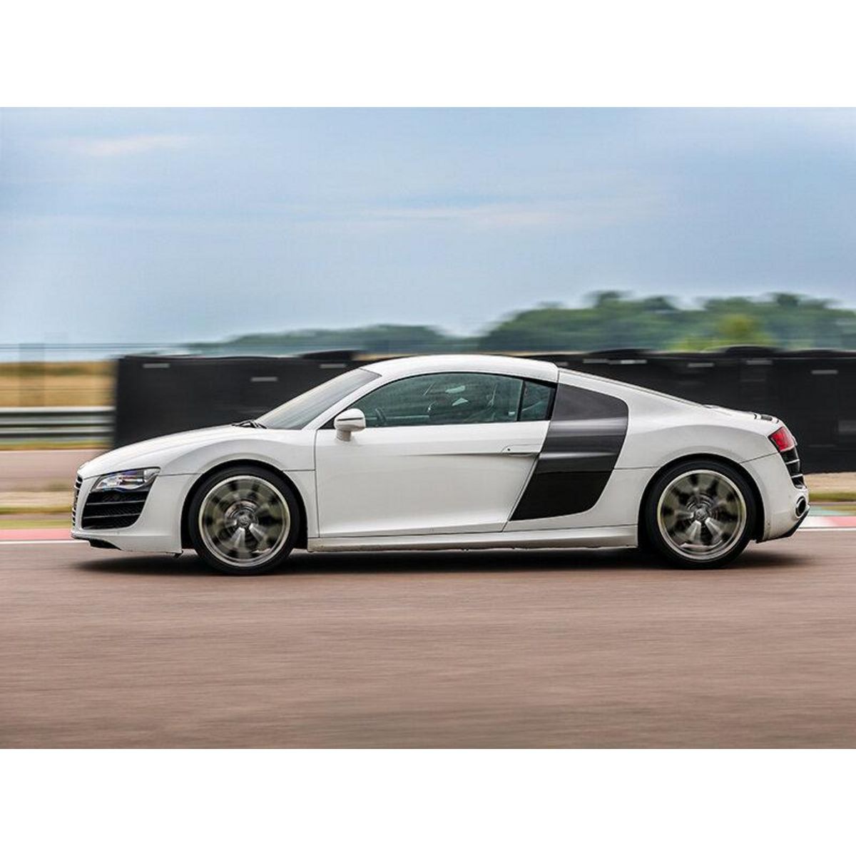 Smartbox Stage de pilotage : 3 à 5 tours au volant d'une voiture de course sur le circuit de Montlhéry - Coffret Cadeau Sport & Aventure