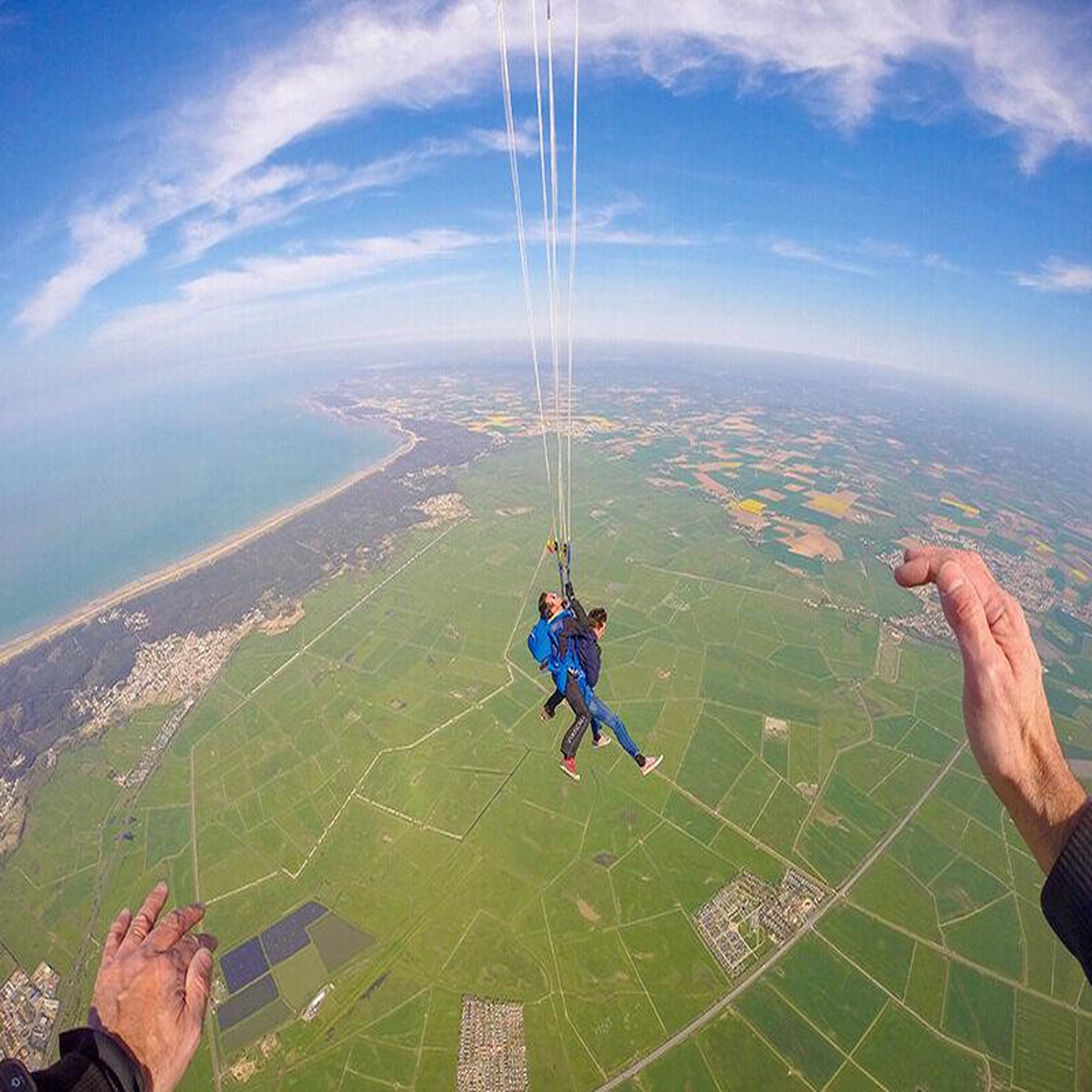 Voir la diapositive 3 : Smartbox Saut en parachute tandem - Coffret Cadeau Sport & Aventure