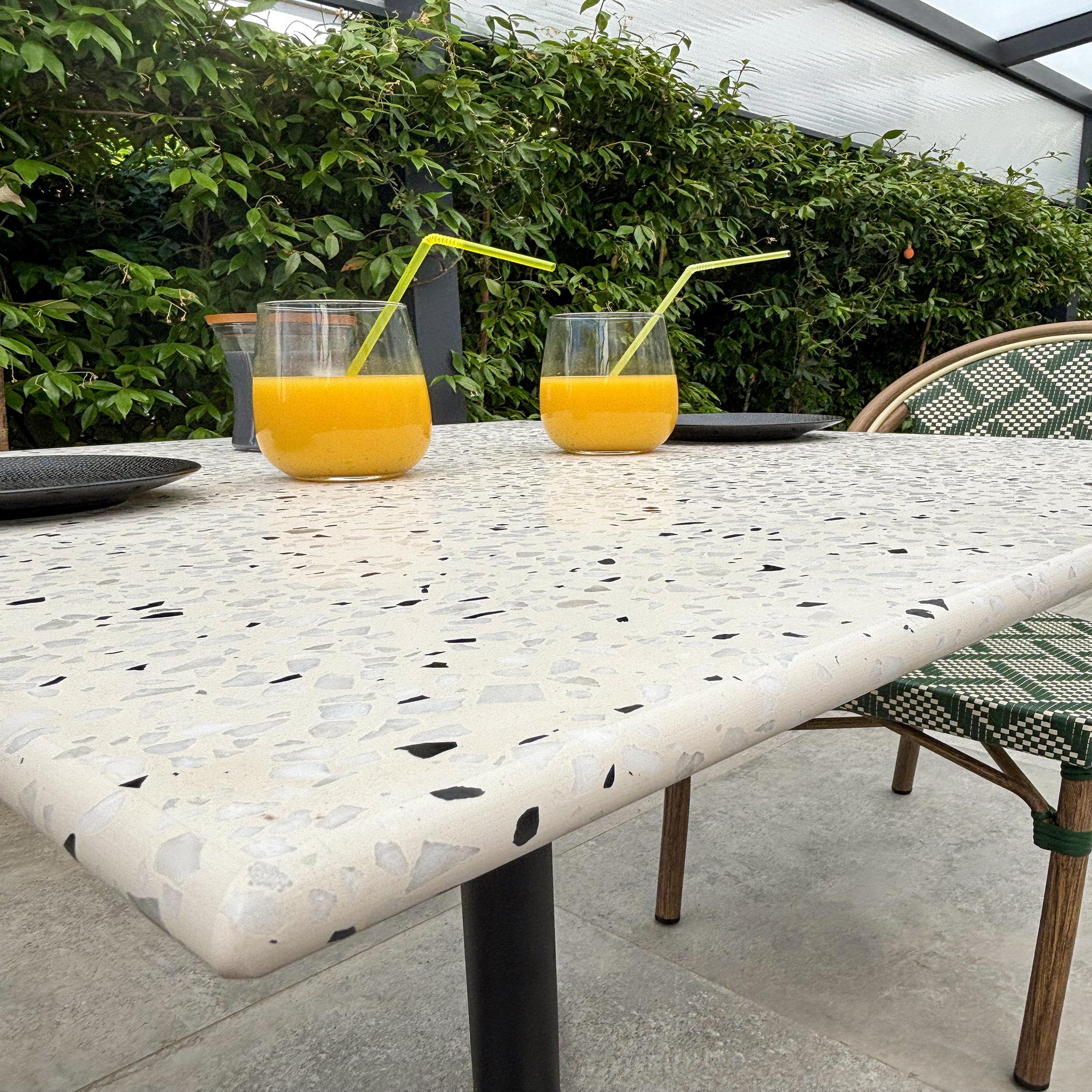 Voir la diapositive 4 : DCB GARDEN Ensemble repas de jardin en acier et plateau terrazzo (2 places)