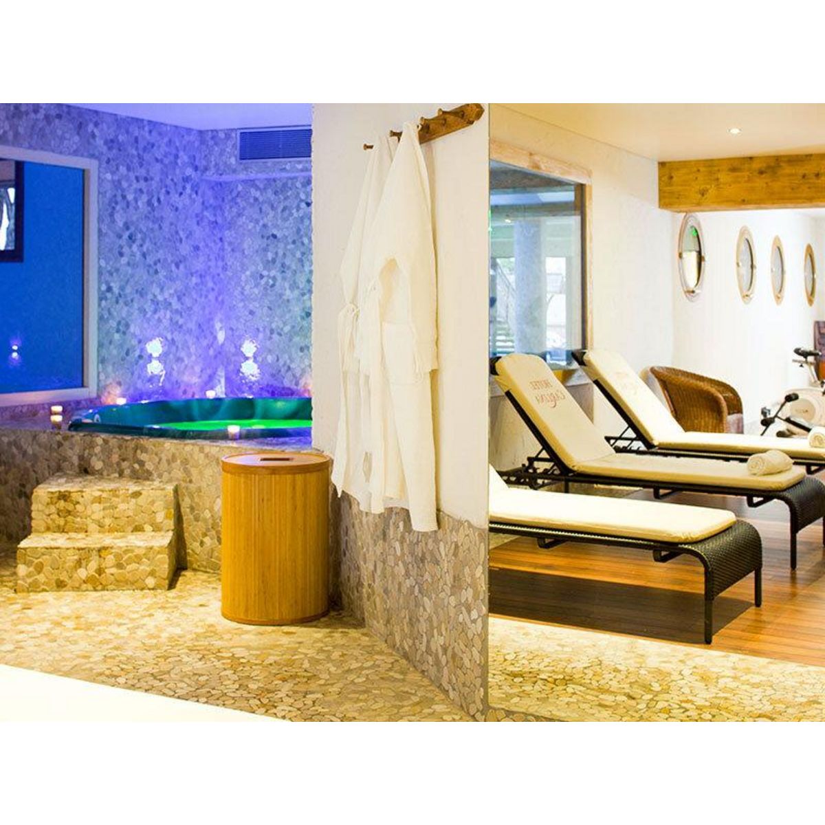 Smartbox Séjour de 2 jours aux pieds des pistes avec accès à l'espace détente - Coffret Cadeau Séjour