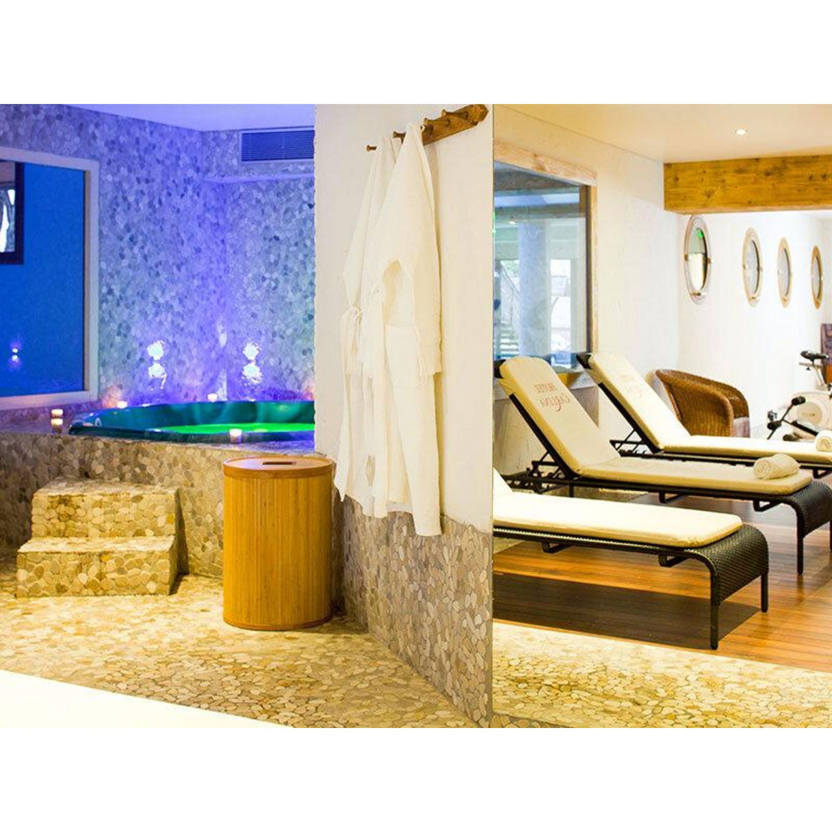 Smartbox Séjour de 2 jours aux pieds des pistes avec accès à l'espace détente - Coffret Cadeau Séjour