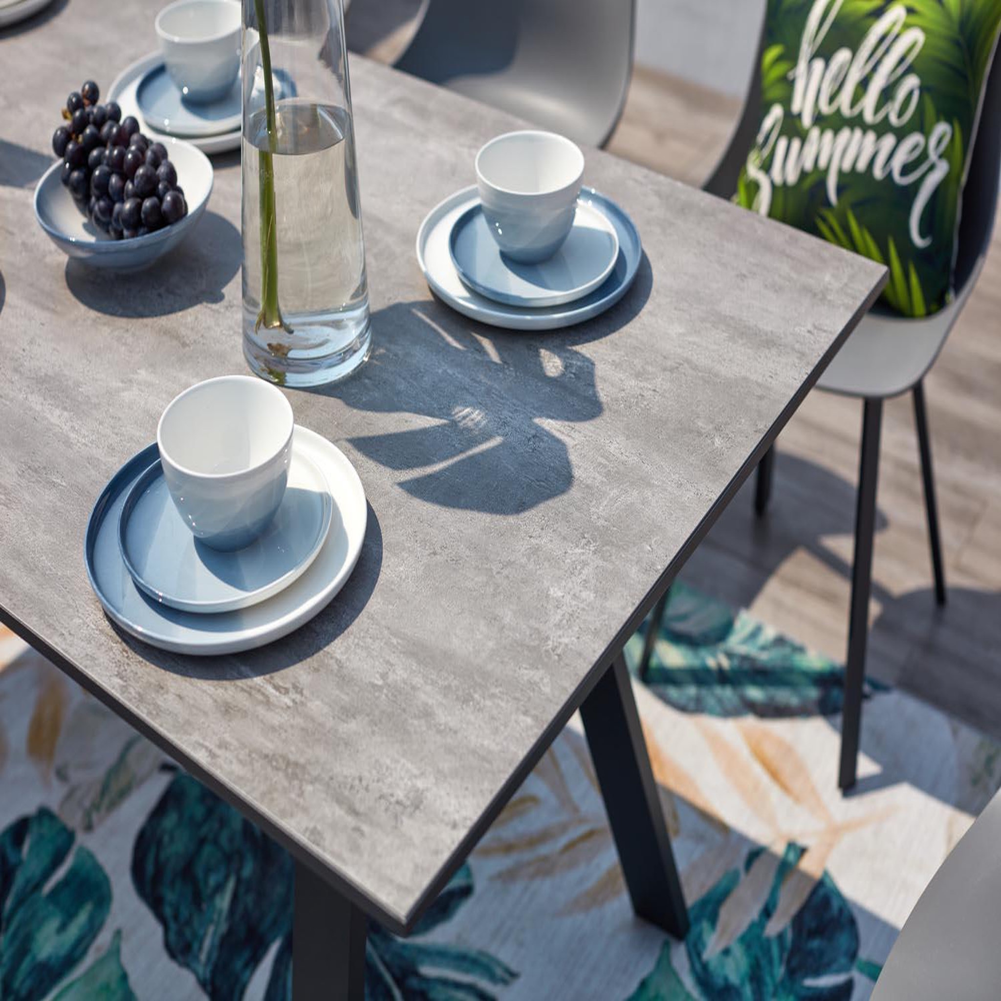 Voir la diapositive 6 : CONCEPT USINE Salon de jardin aluminium et plateau aspect ciment 8 places temara