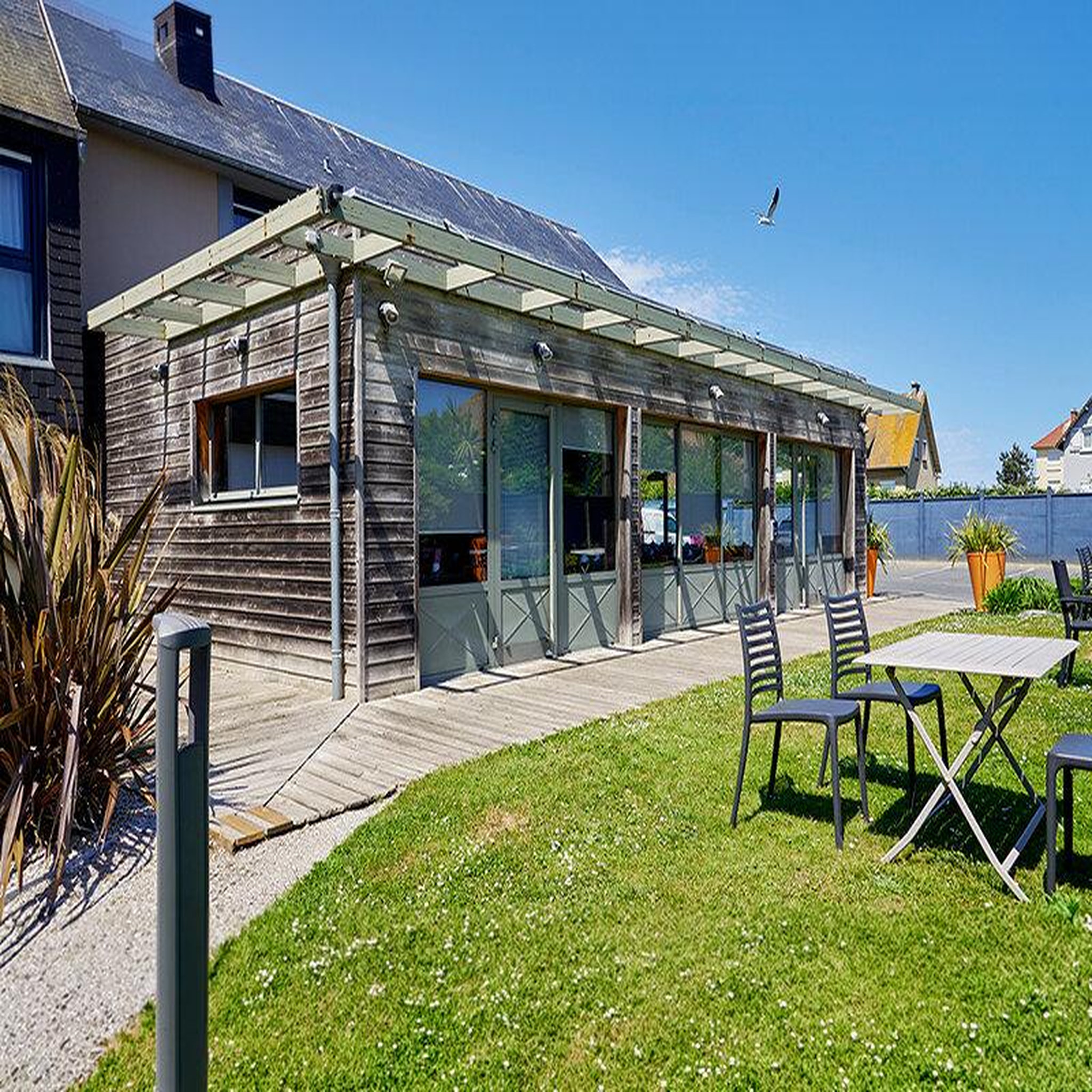 Voir la diapositive 5 : Smartbox Vacances les pieds dans l'eau : 3 jours avec dîner en hôtel normand donnant sur la mer - coffret cadeau séjour