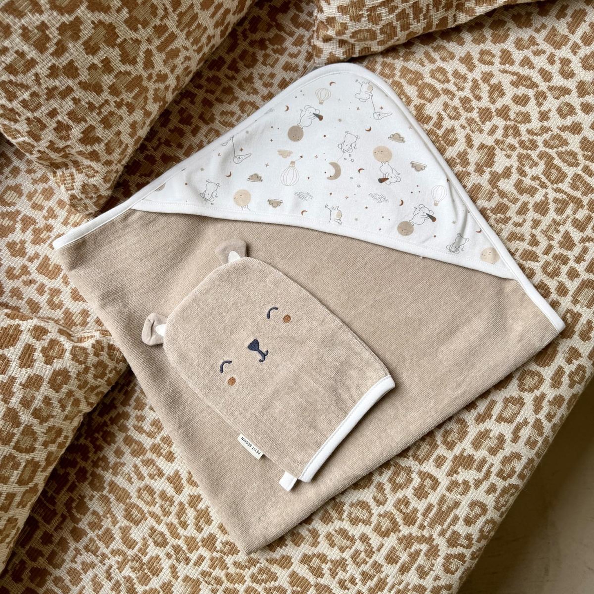 Voir la diapositive 4 : Petit Béguin Cape de bain et gant bébé eliah
