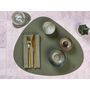 Voir la diapositive 5 : BJORN Set de table curve réversible - 6 pièces - Cuir recyclé blanc crème et vert de gris