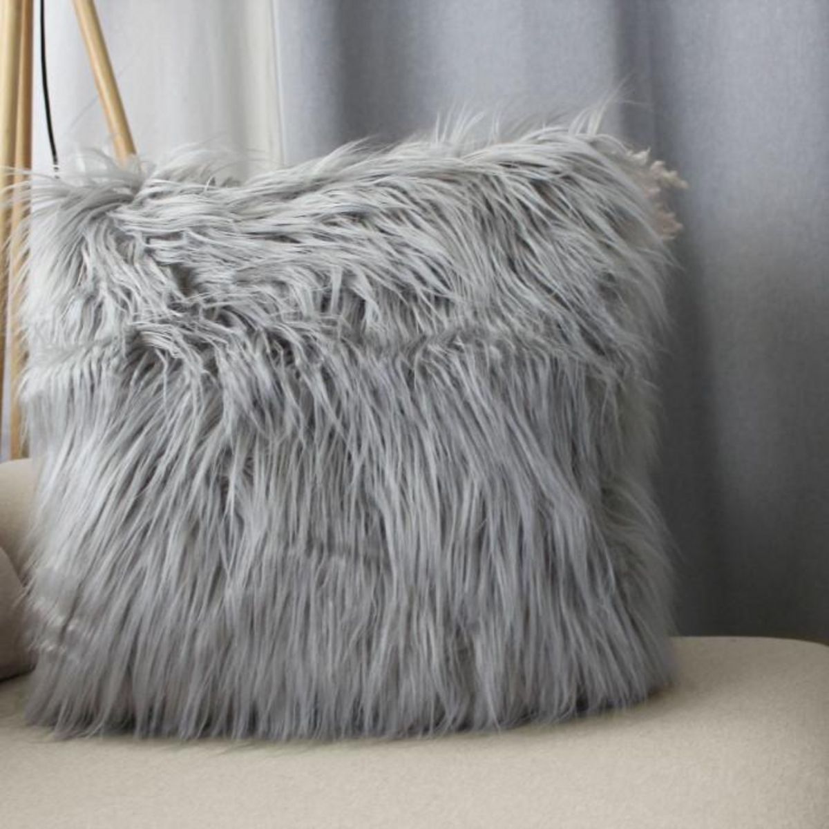 Paris Prix Coussin Déco Effet Fourrure  Epicéa  45x45cm Gris Clair